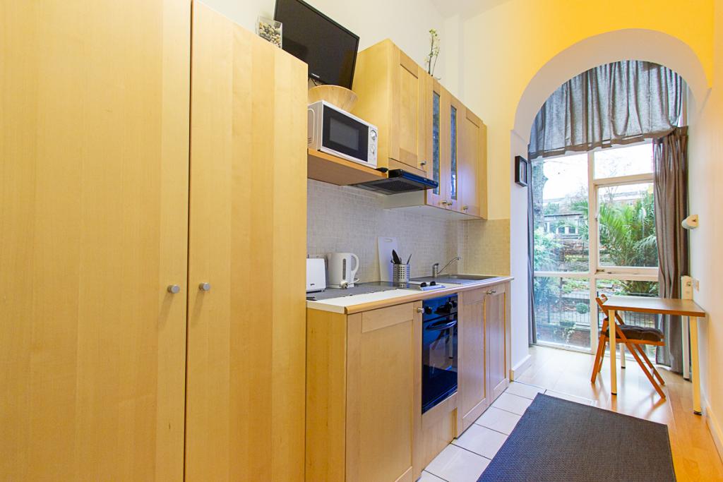 Flat Penywern Road in Greater London
