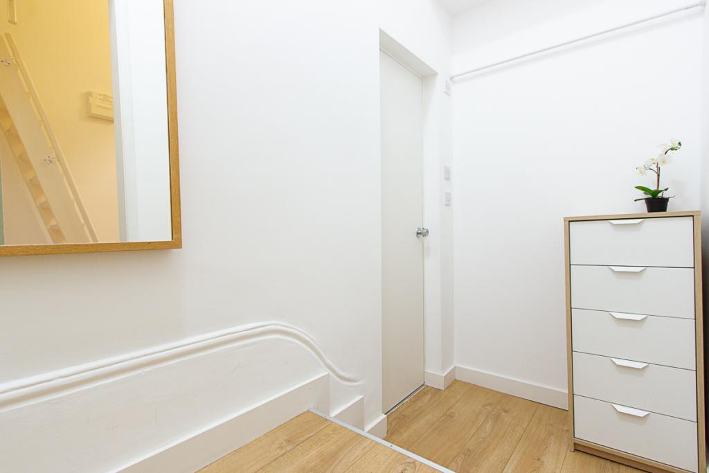 Flat Penywern Road in Greater London