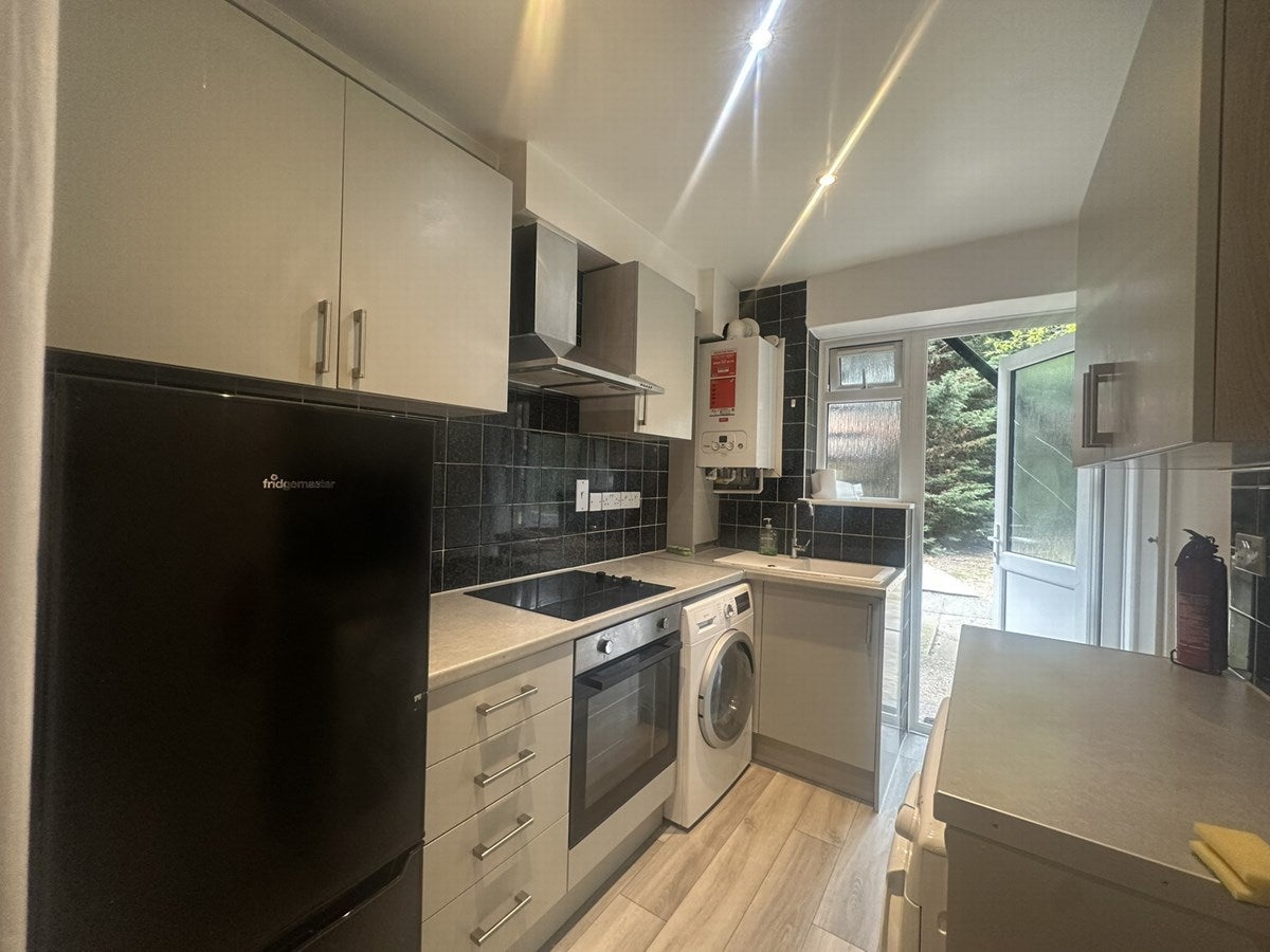 Flat Kenton Road in Greater London