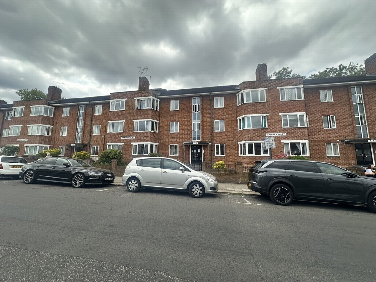Flat Kenton Road in Greater London