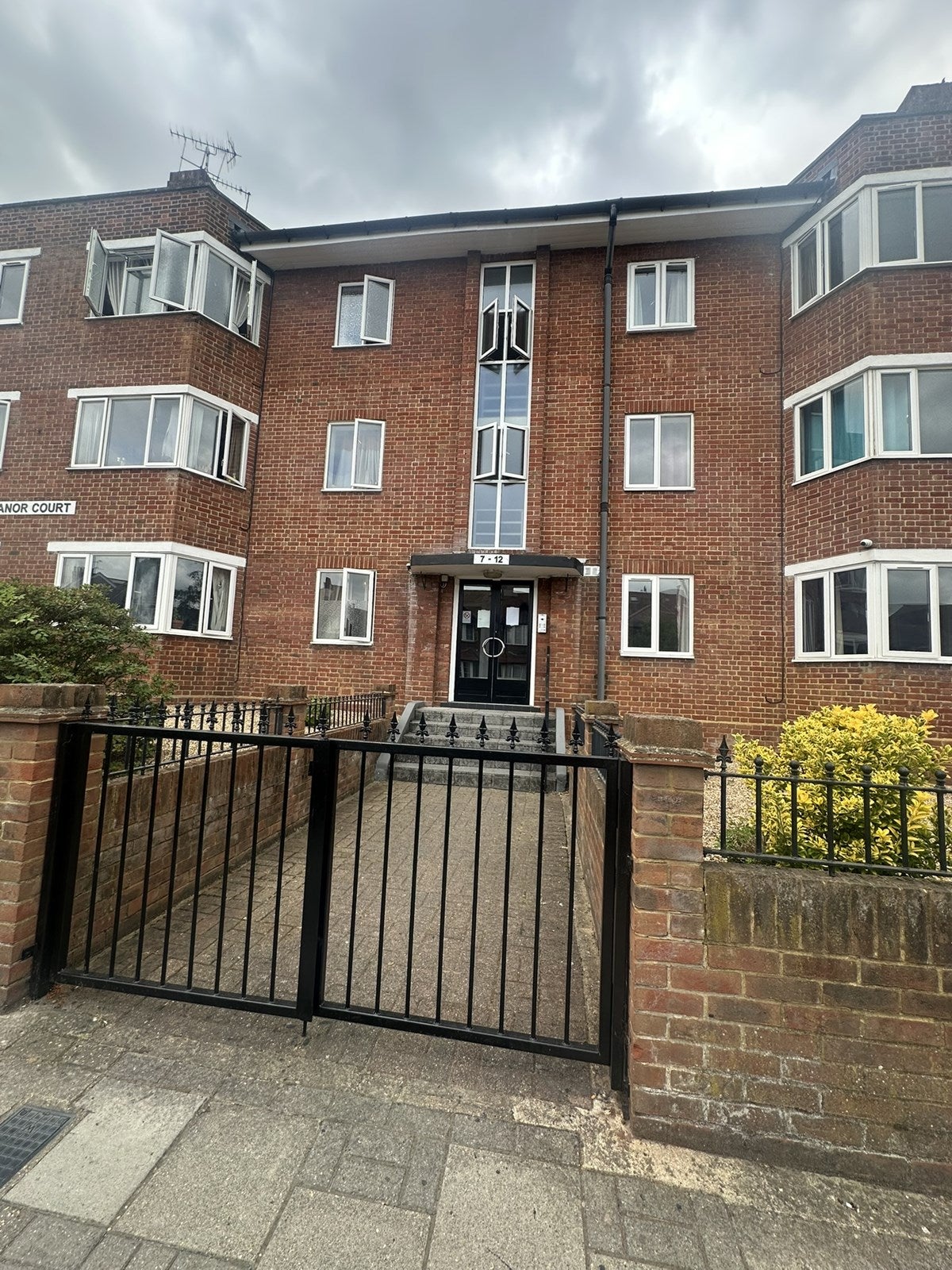Flat Kenton Road in Greater London