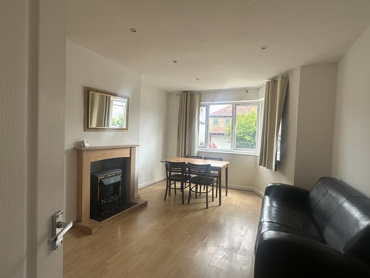 Flat Kenton Road in Greater London