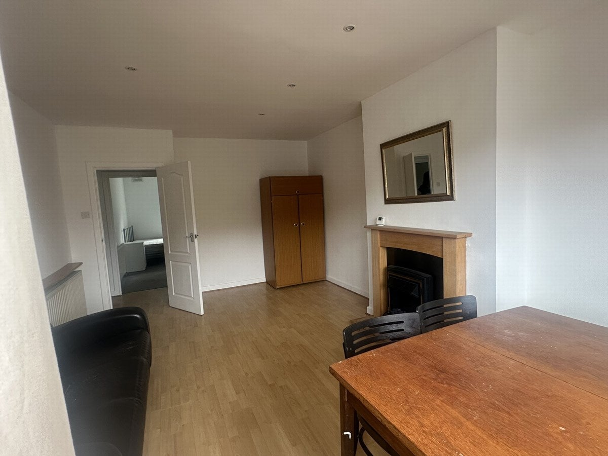 Flat Kenton Road in Greater London