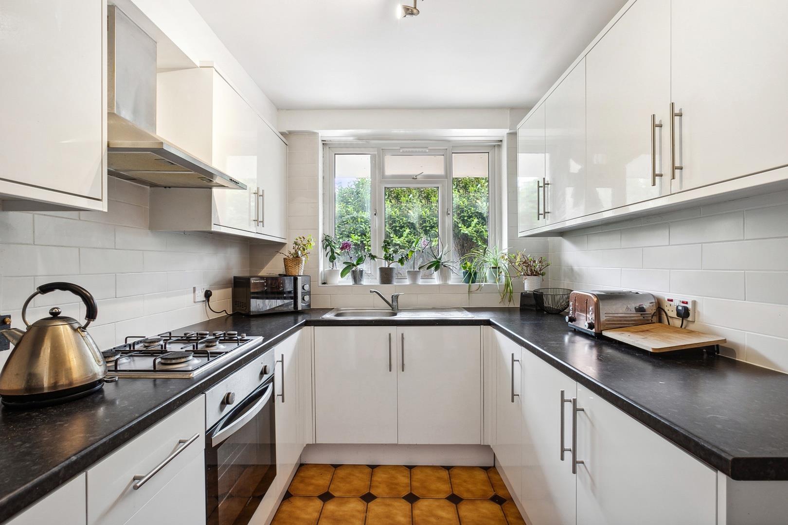 Flat Linden Gardens in Greater London