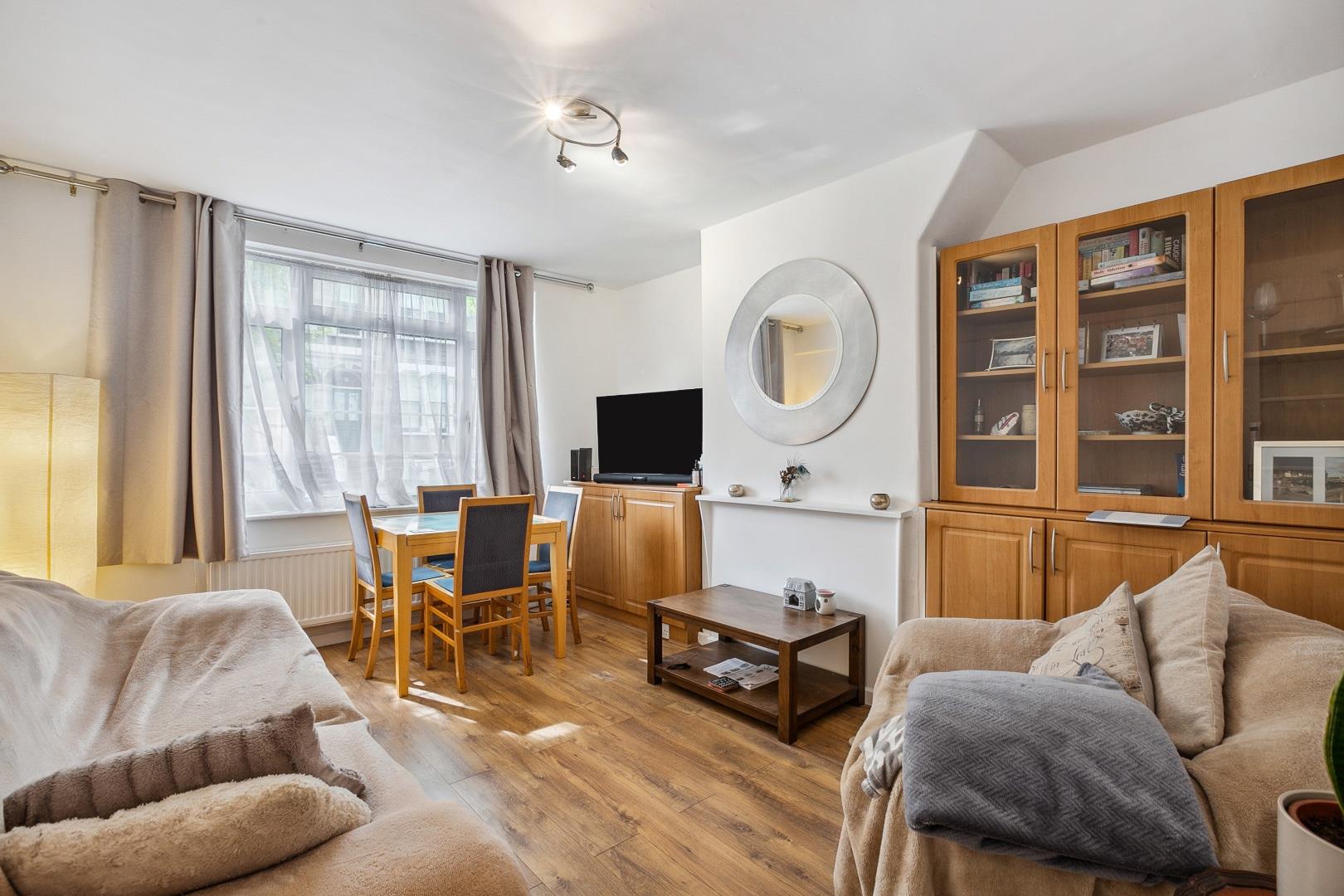 Flat Linden Gardens in Greater London