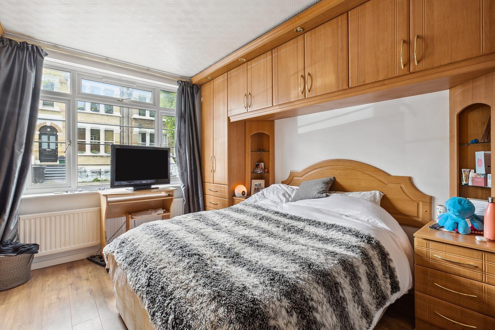 Flat Linden Gardens in Greater London