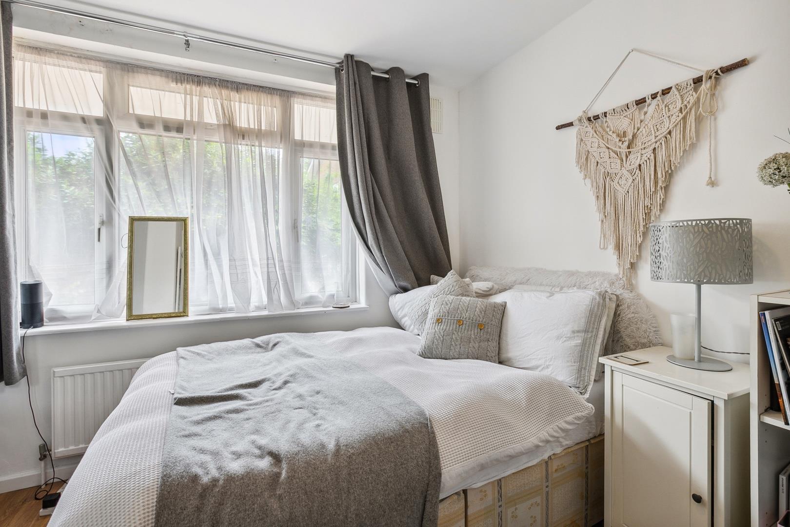 Flat Linden Gardens in Greater London