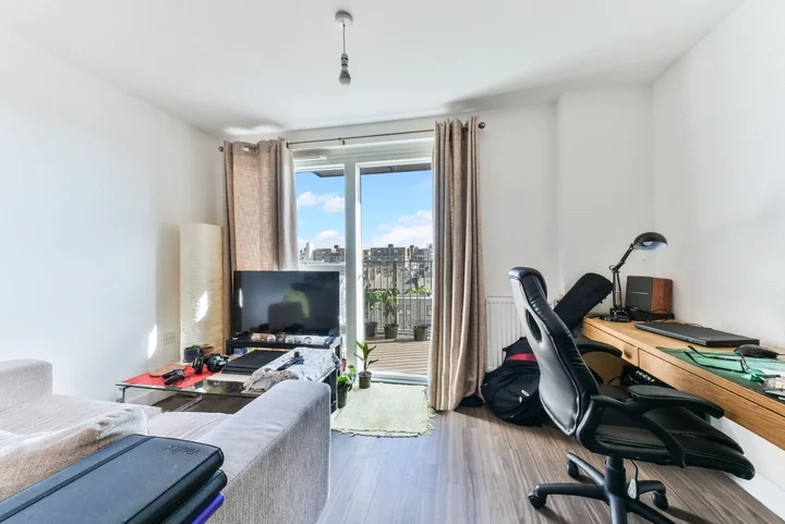 Flat Adenmore Road in Greater London