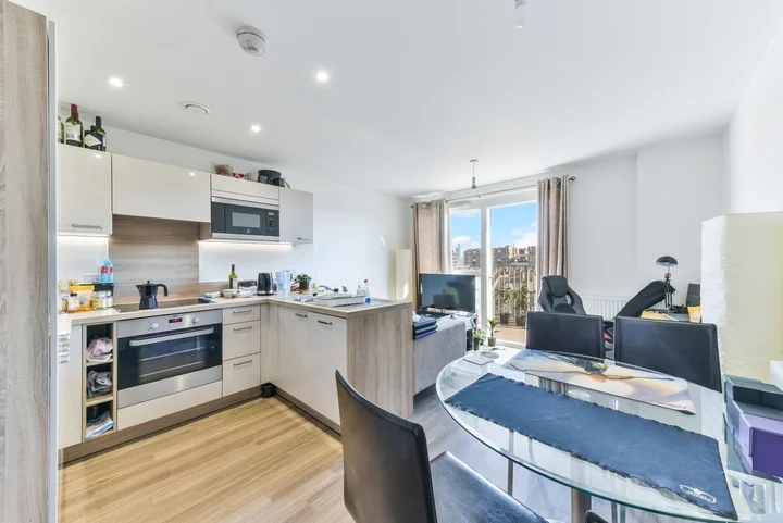 Flat Adenmore Road in Greater London