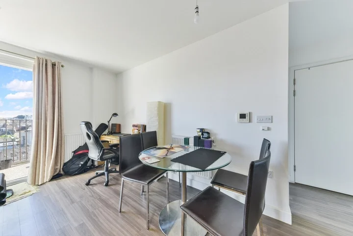 Flat Adenmore Road in Greater London