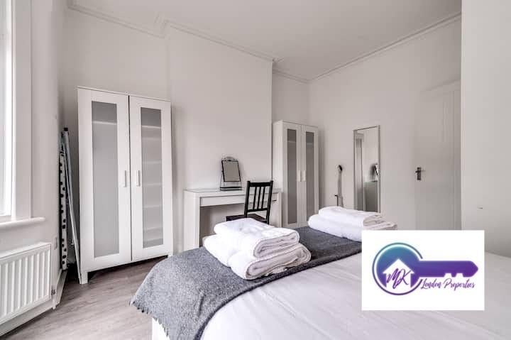 Flat Mostyn Avenue in Greater London