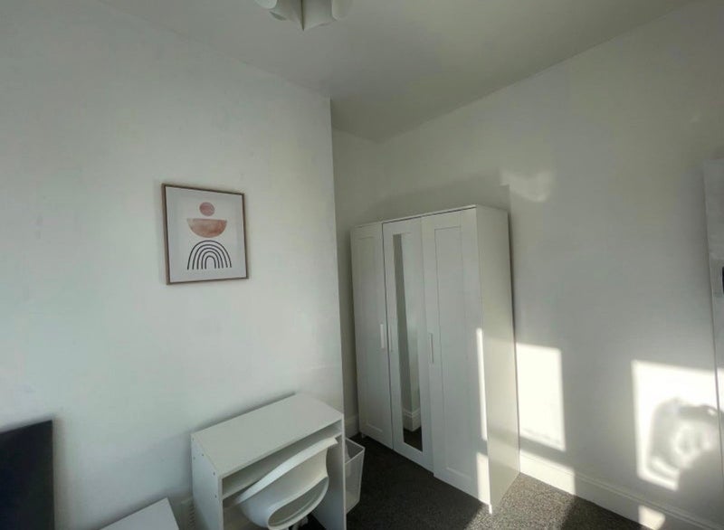 Room Sophie Road in Nottingham