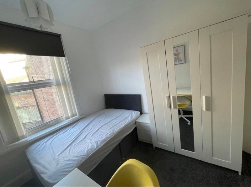 Room Sophie Road in Nottingham