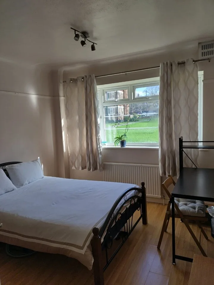 Room Tenbury Court in Greater London