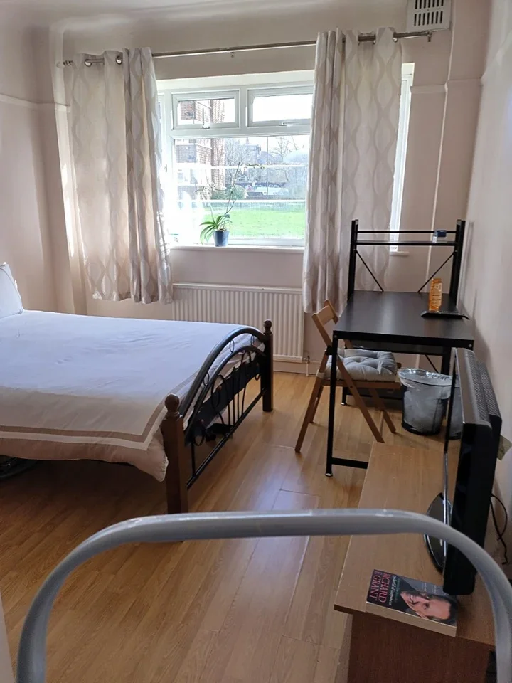 Room Tenbury Court in Greater London