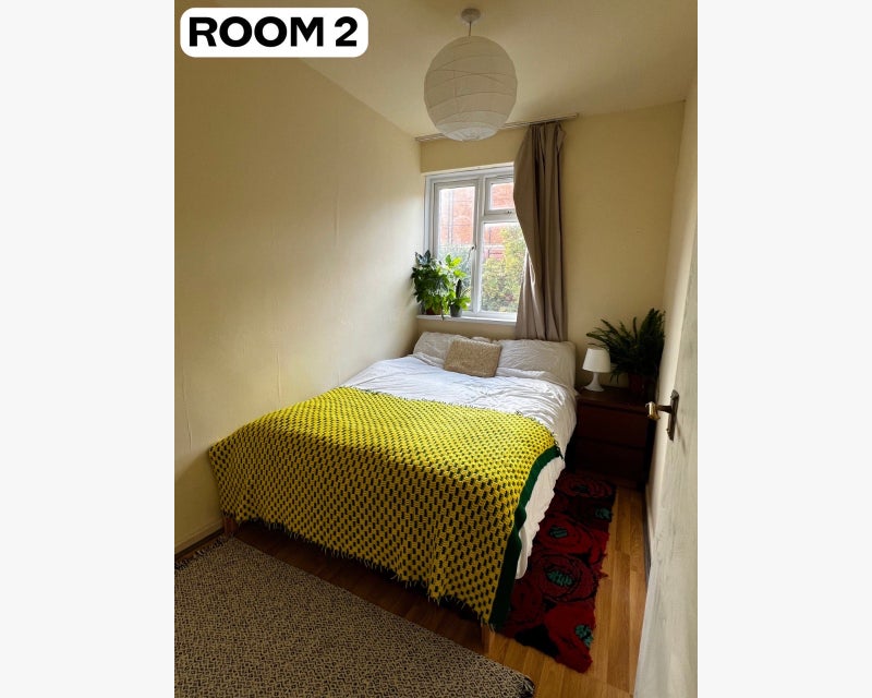 Room Bradstock Road in Greater London