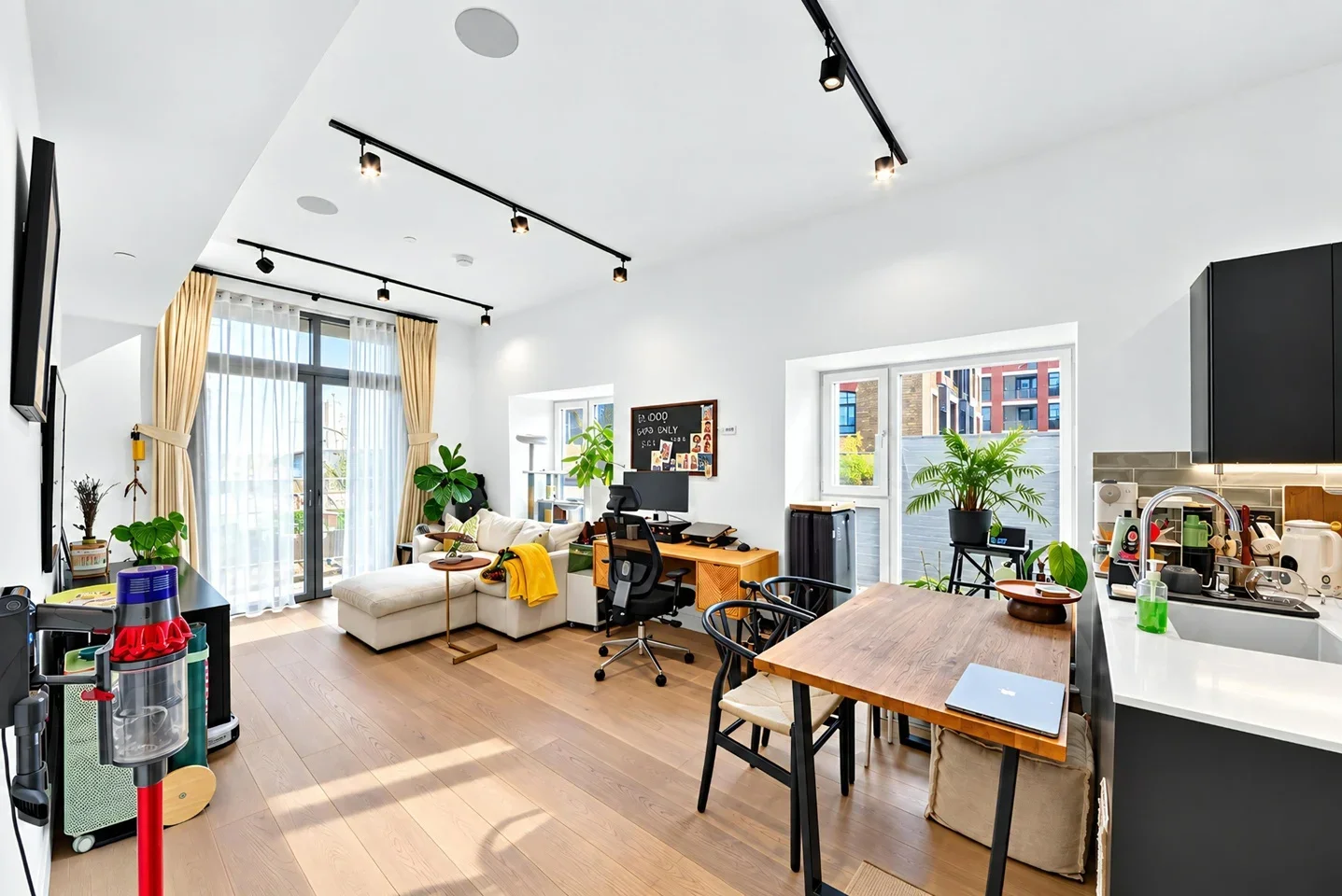 Flat Tannery Square in Greater London