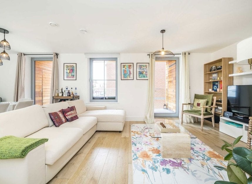 Flat Fulham Palace Road in Greater London