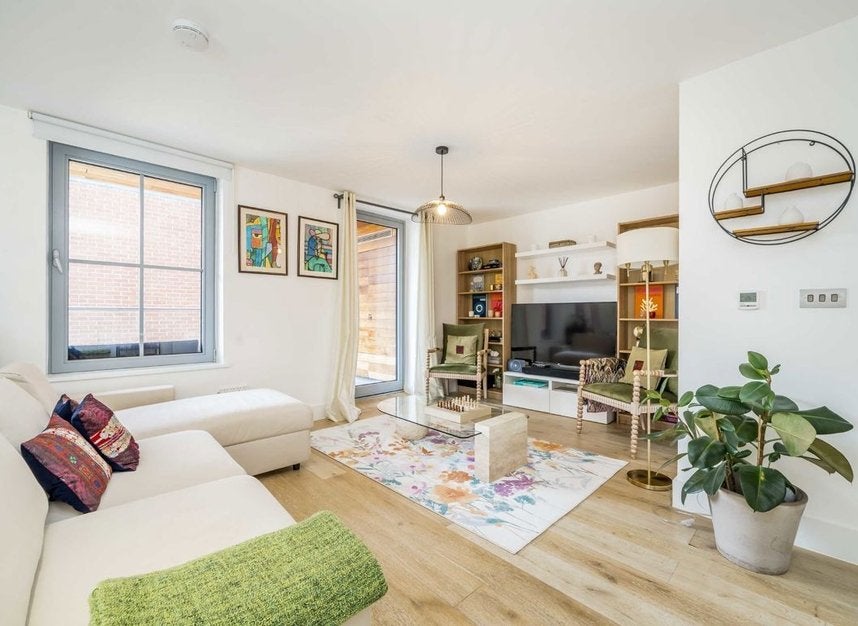 Flat Fulham Palace Road in Greater London