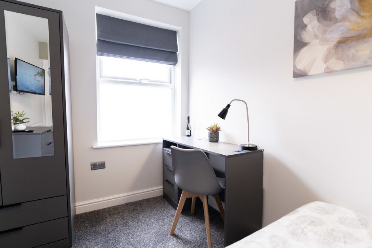 Room South View Avenue in Reading