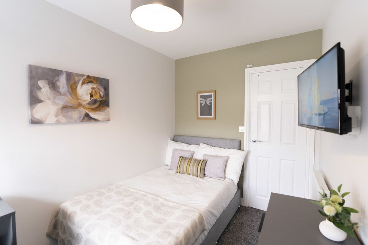 Room South View Avenue in Reading
