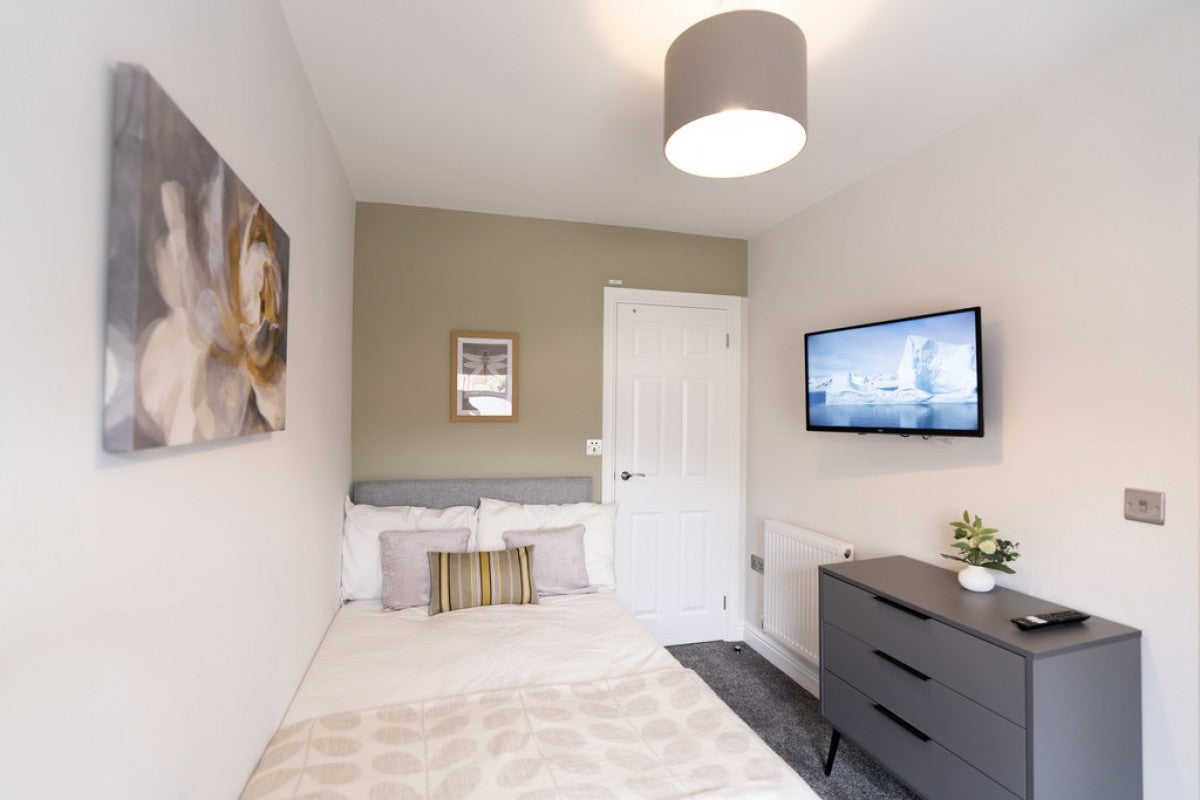 Room South View Avenue in Reading