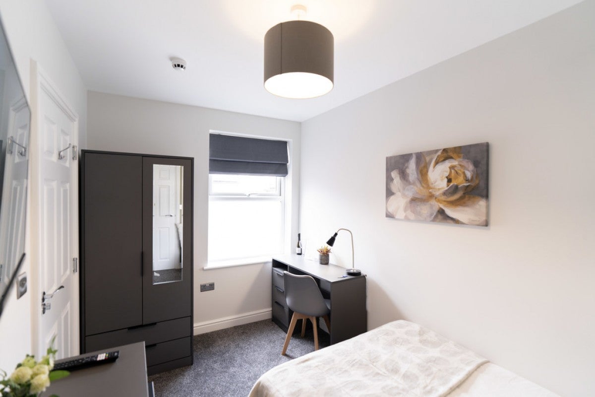 Room South View Avenue in Reading