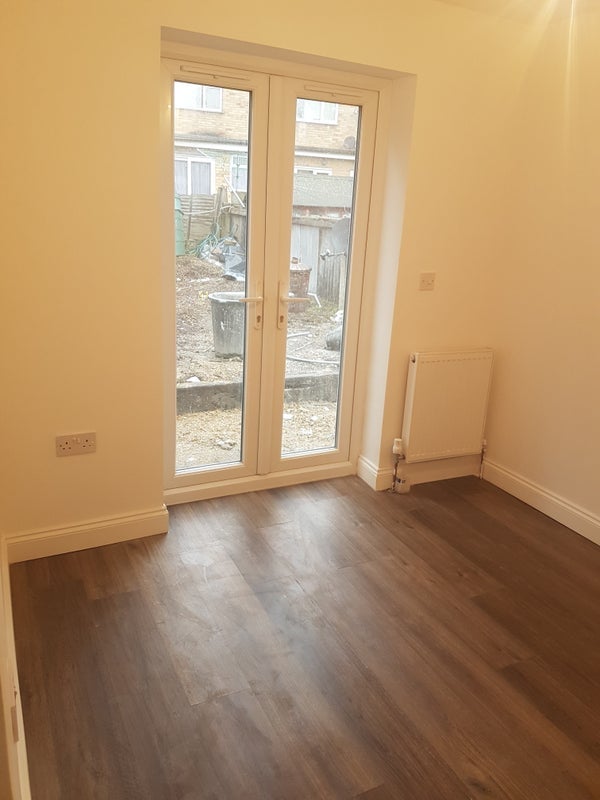 Flat Peel Road in Greater London