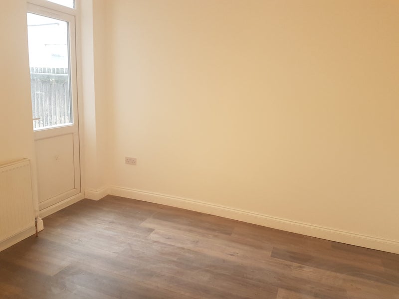 Flat Peel Road in Greater London