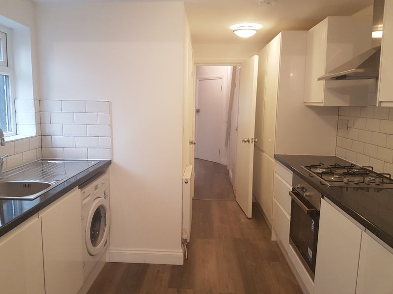 Flat Peel Road in Greater London