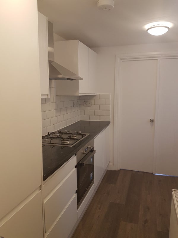 Flat Peel Road in Greater London