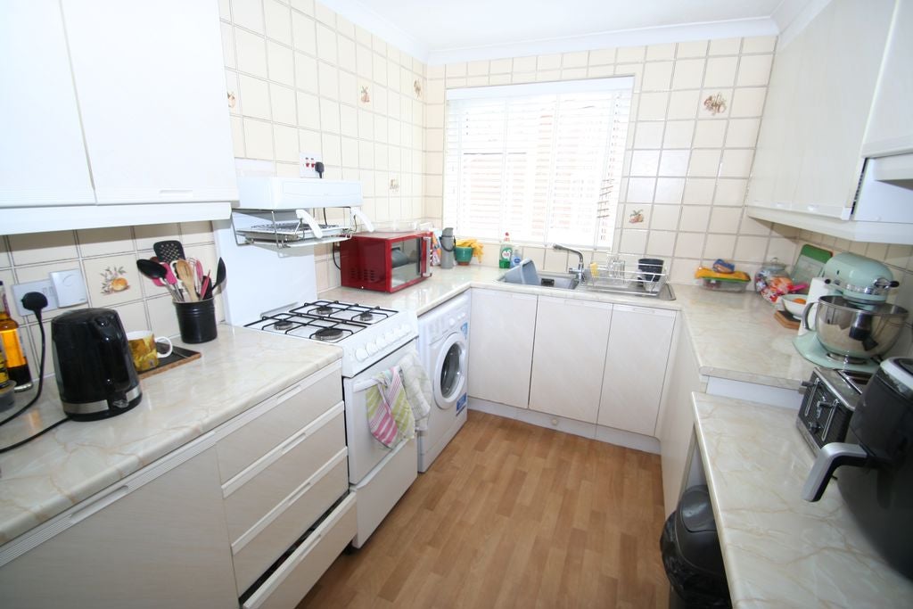 Flat Chatsmore Crescent in Worthing