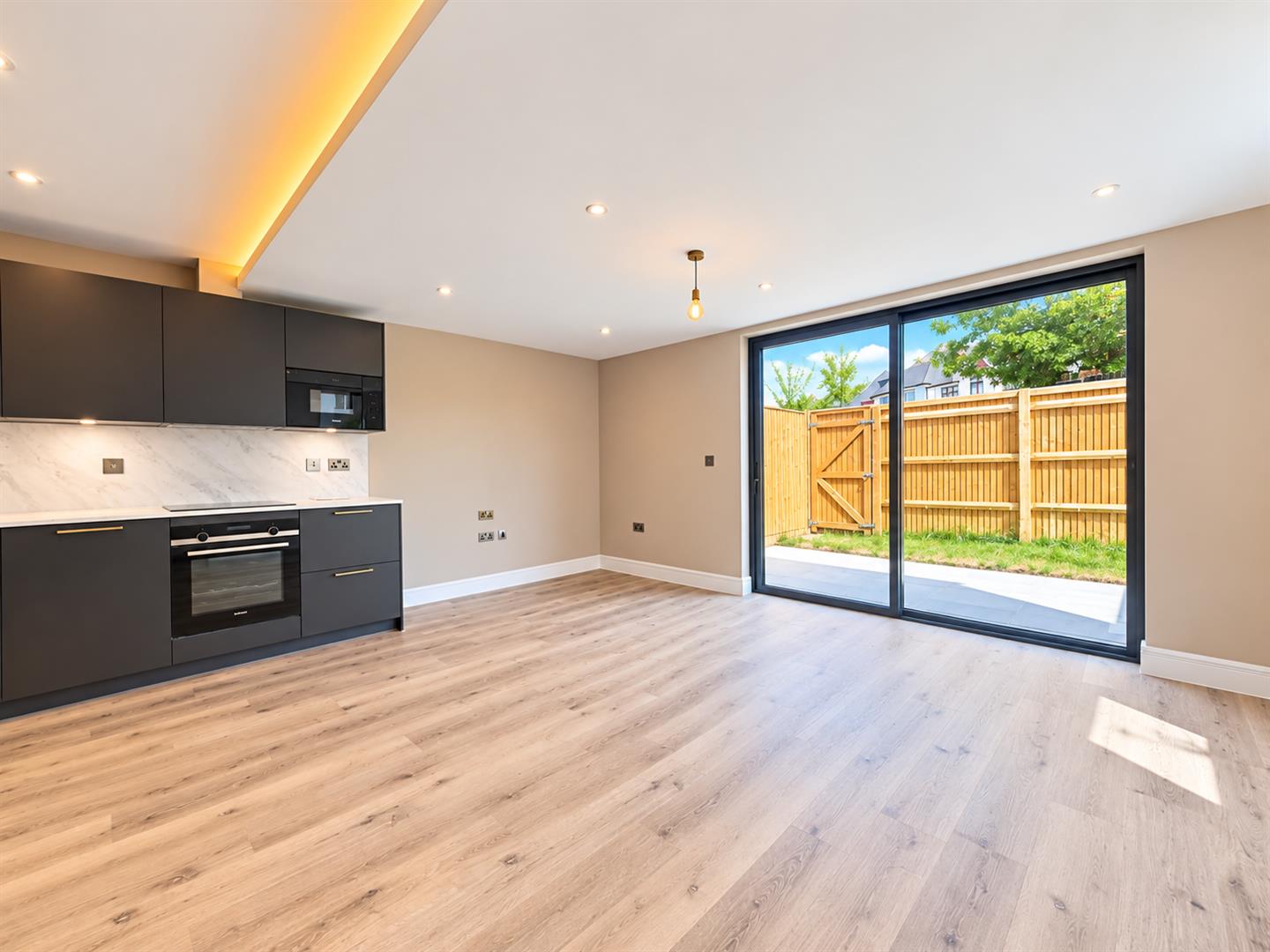Flat Hoadly Road in Greater London