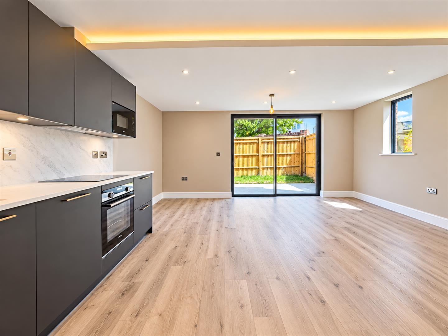 Flat Hoadly Road in Greater London