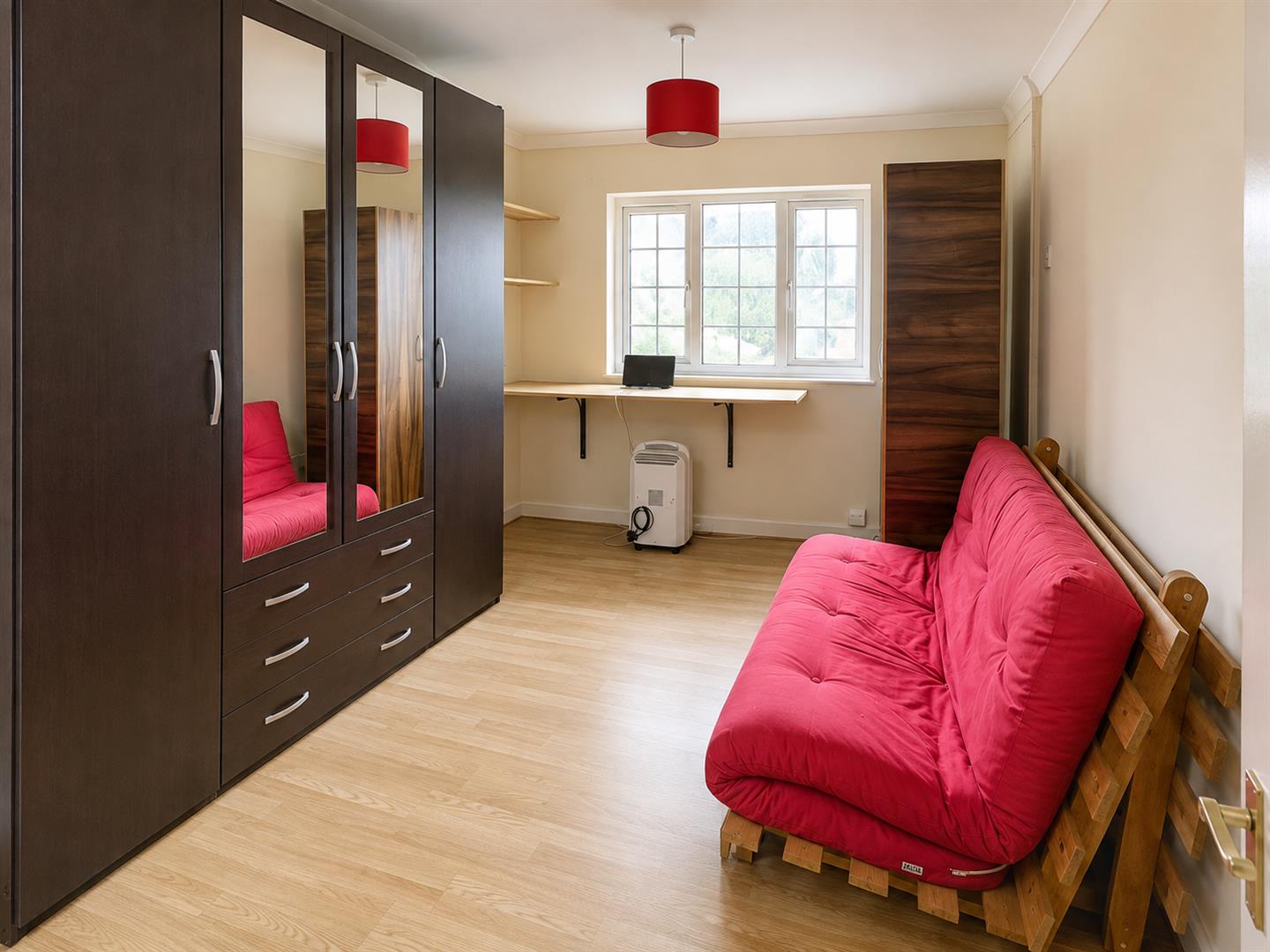 Flat Ellesmere Avenue in Greater London
