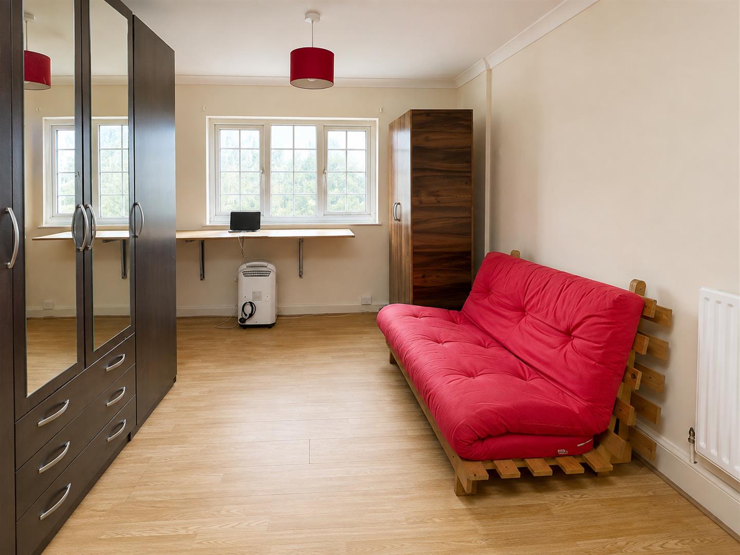 Flat Ellesmere Avenue in Greater London