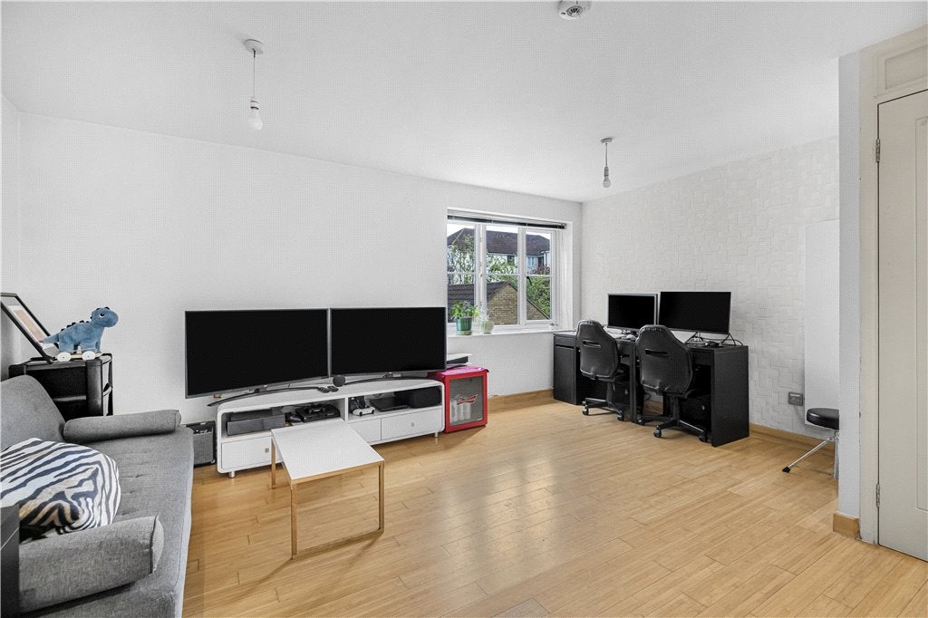 Flat Elmore Close in Greater London