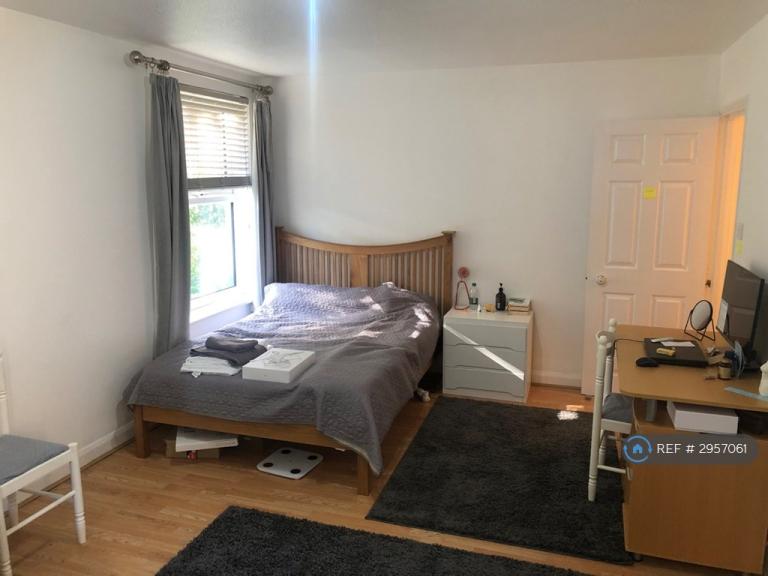 Flat Paxton Road in Greater London