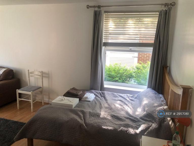 Flat Paxton Road in Greater London