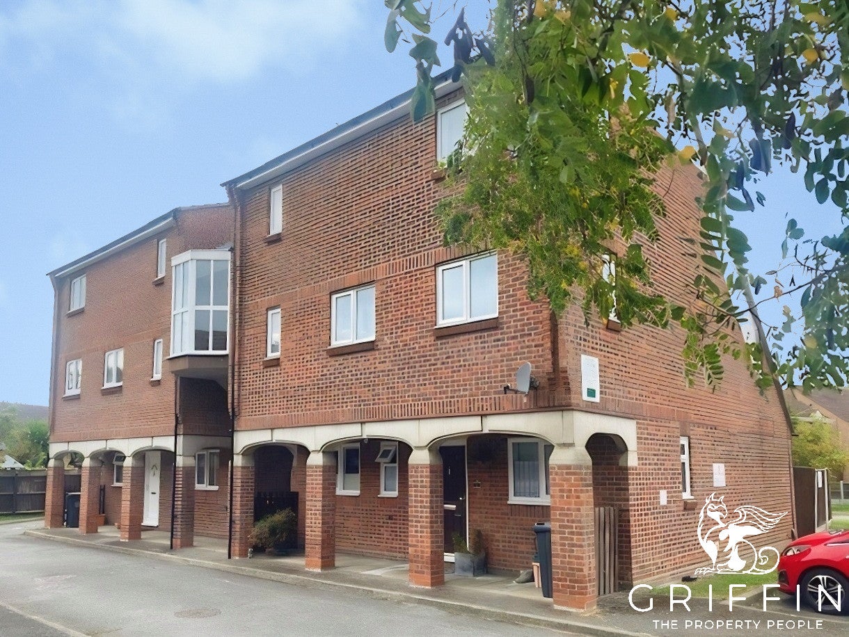 Flat Brackley Crescent in Basildon
