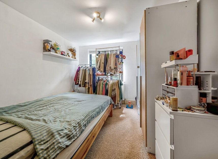 Flat Mortimer Crescent in Greater London