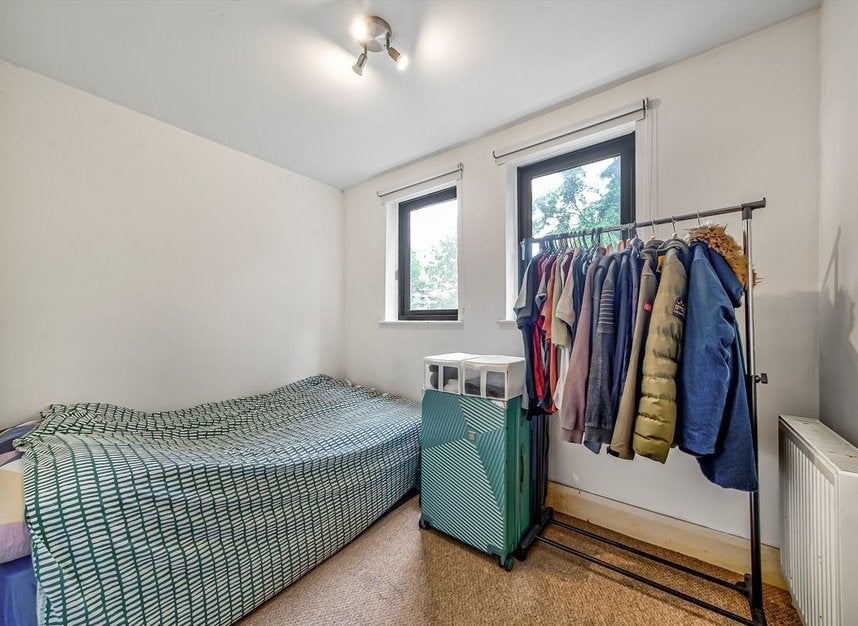Flat Mortimer Crescent in Greater London