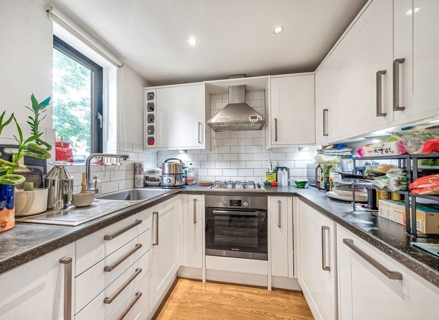 Flat Mortimer Crescent in Greater London