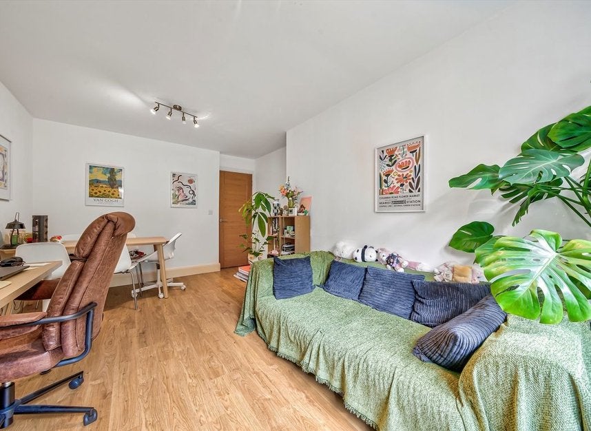 Flat Mortimer Crescent in Greater London