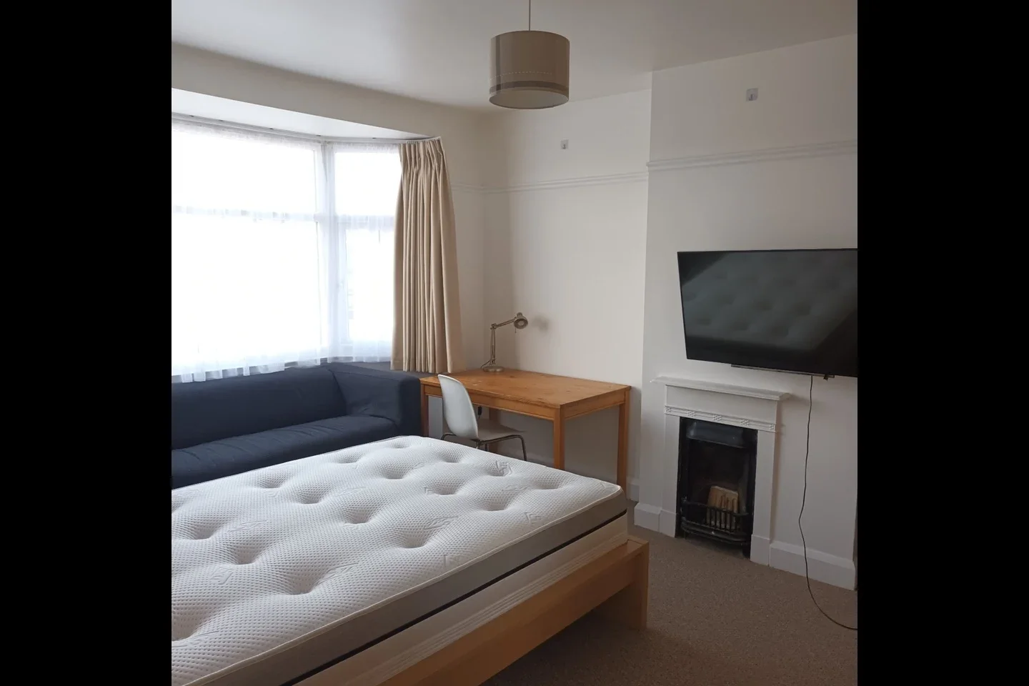 Room Ashcroft Road in Luton
