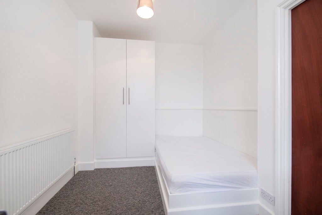 Room Chamberlayne Road in Greater London