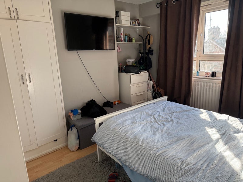 Room Horne Way in Greater London