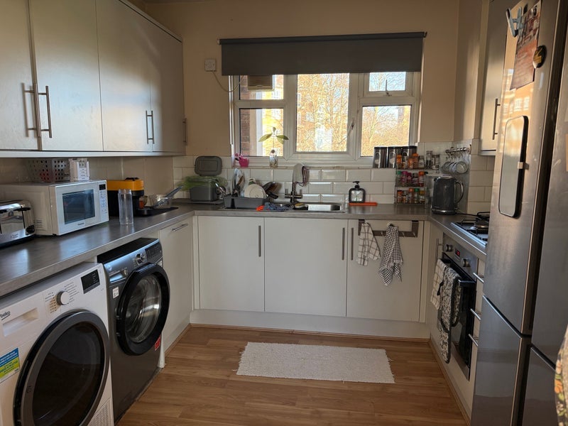Room Horne Way in Greater London