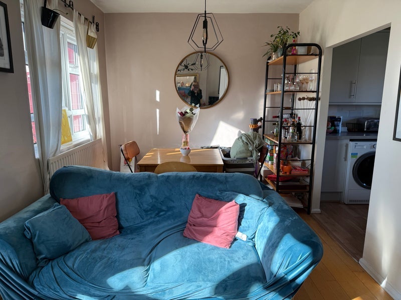 Room Horne Way in Greater London