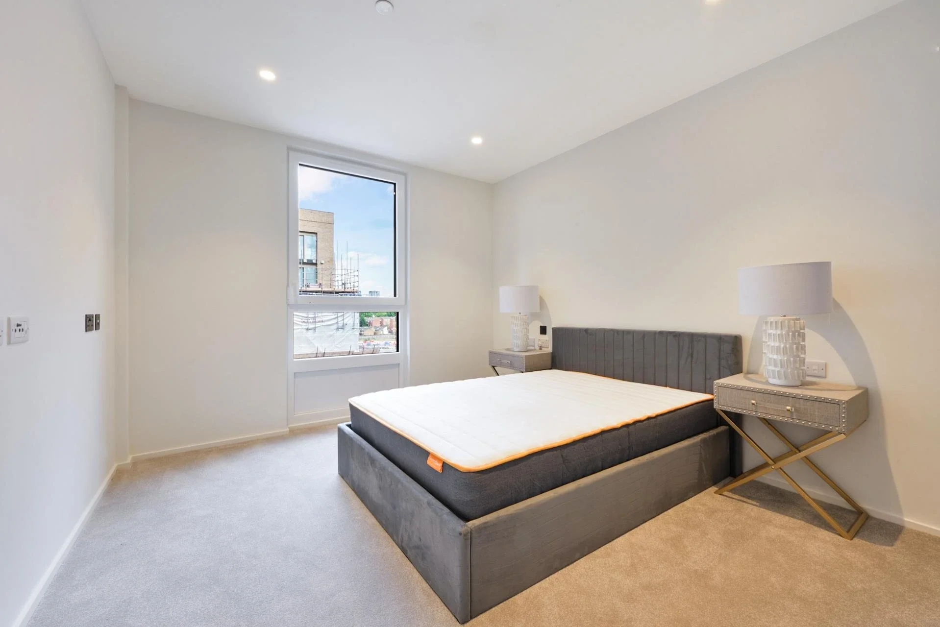 Flat Hemlock Street in Greater London